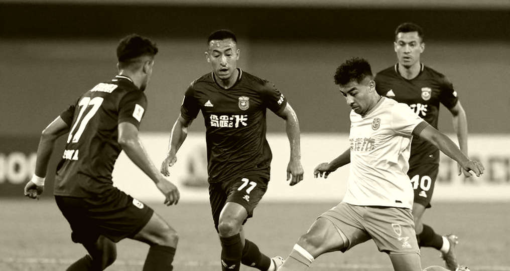 Đêm Carrow Road: Cậu bé đứng vào chỗ Haaland và bóng ma của một huyền thoại